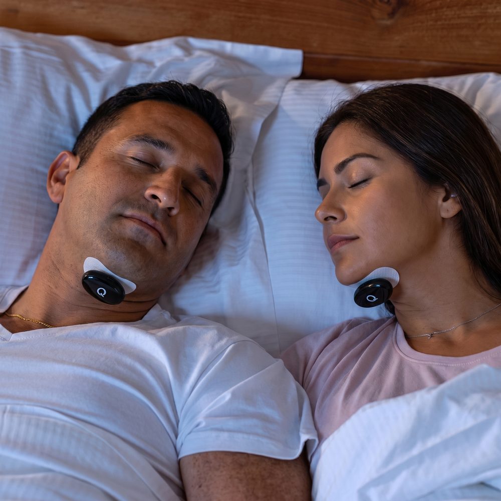Pareja durmiendo en silencio, los dos con su Quies puesto