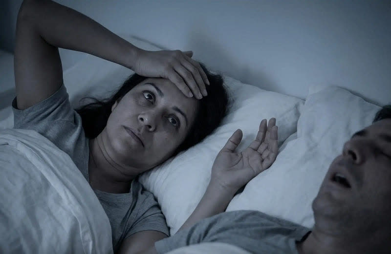 Mujer despierta de madrugada junto a su esposo que ronca